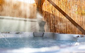 Little Apple Cottage- Free Parking, Hot Tub, Fire, Town Centre